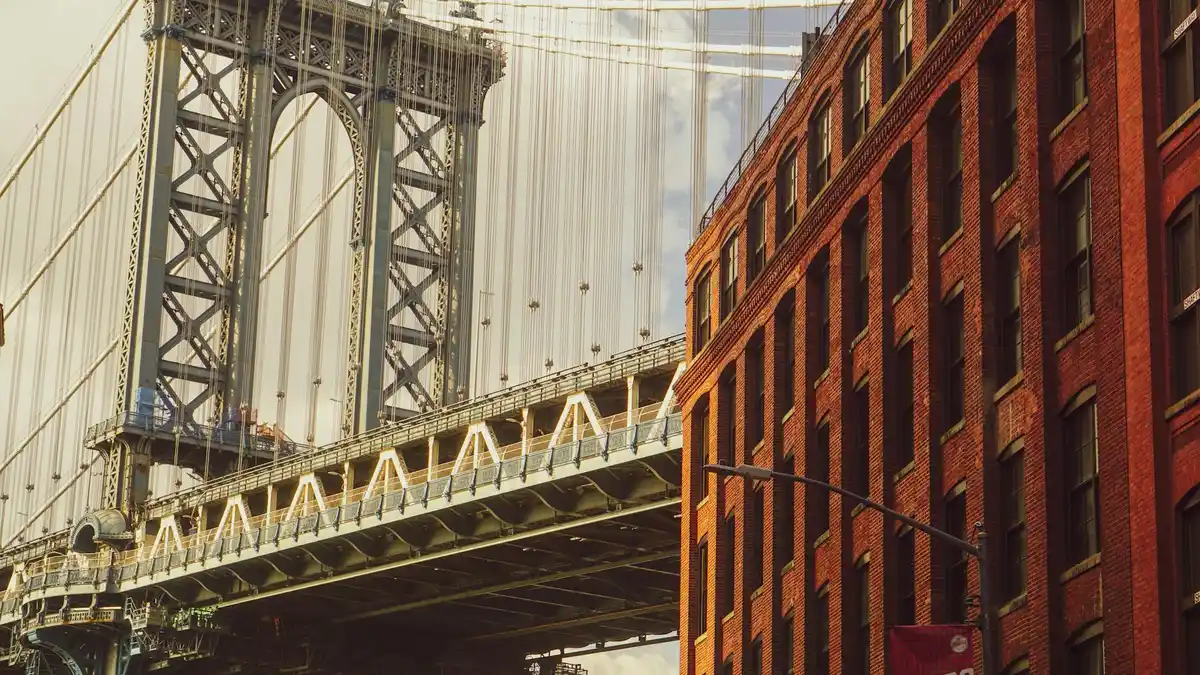 Brooklyn Bridge desde DUMBO con calle empedrada NYC